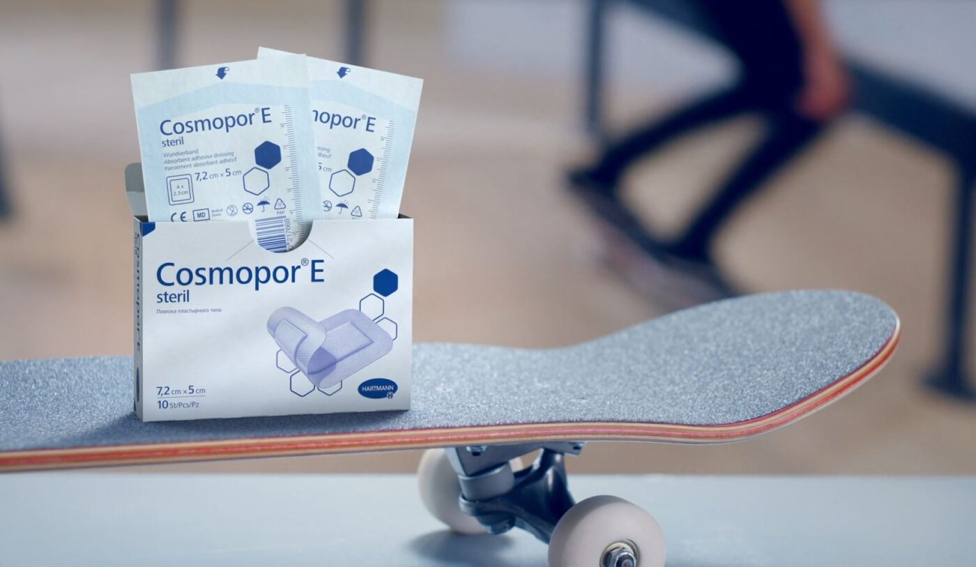 Cosmopor Pflaster Packshot auf Skateboard
