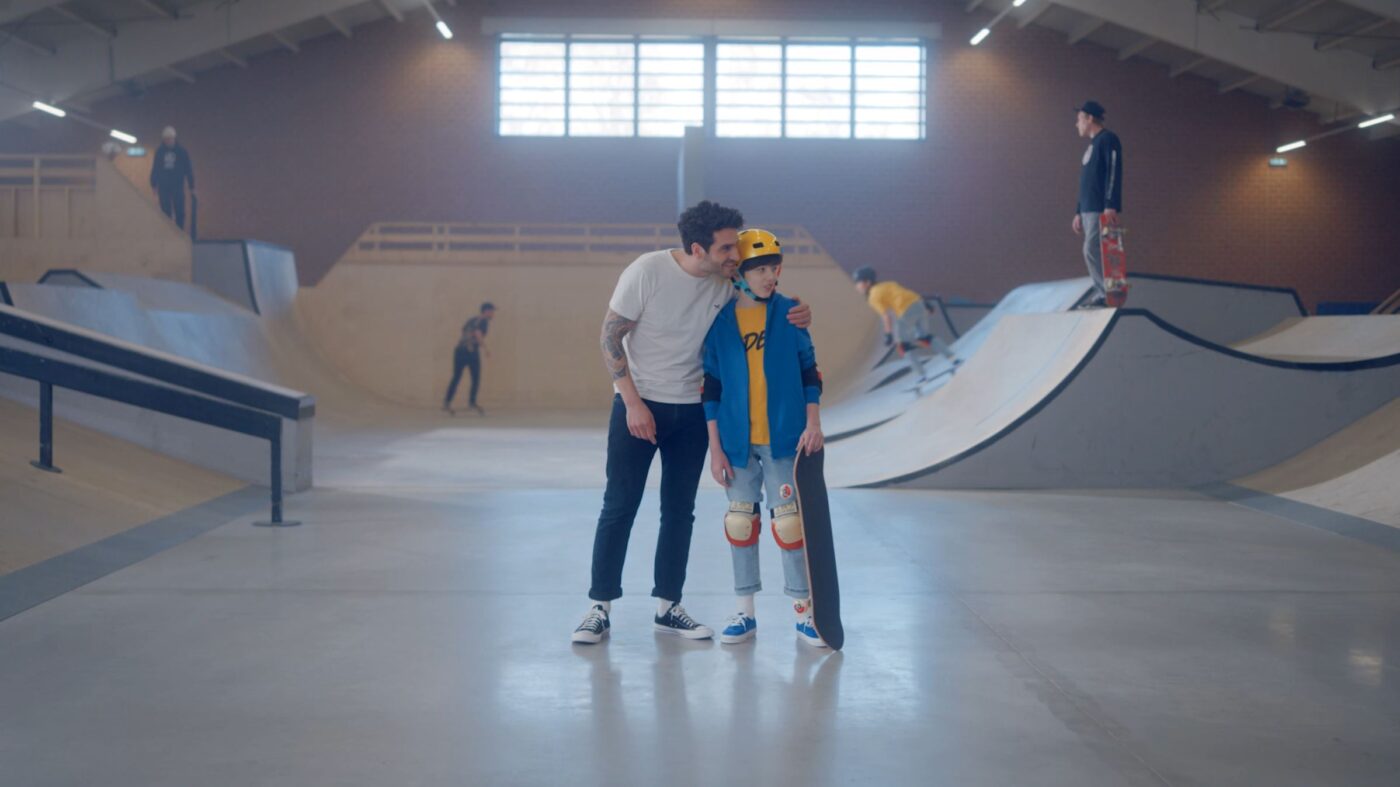 BLYNK Videoagentur TVC Hartmann Cosmopor Realfilm Mann Junge Stehen in Halfpipe